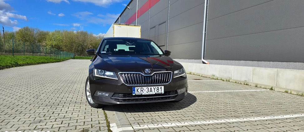 Skoda Superb cena 63000 przebieg: 325000, rok produkcji 2017 z Kraków małe 172